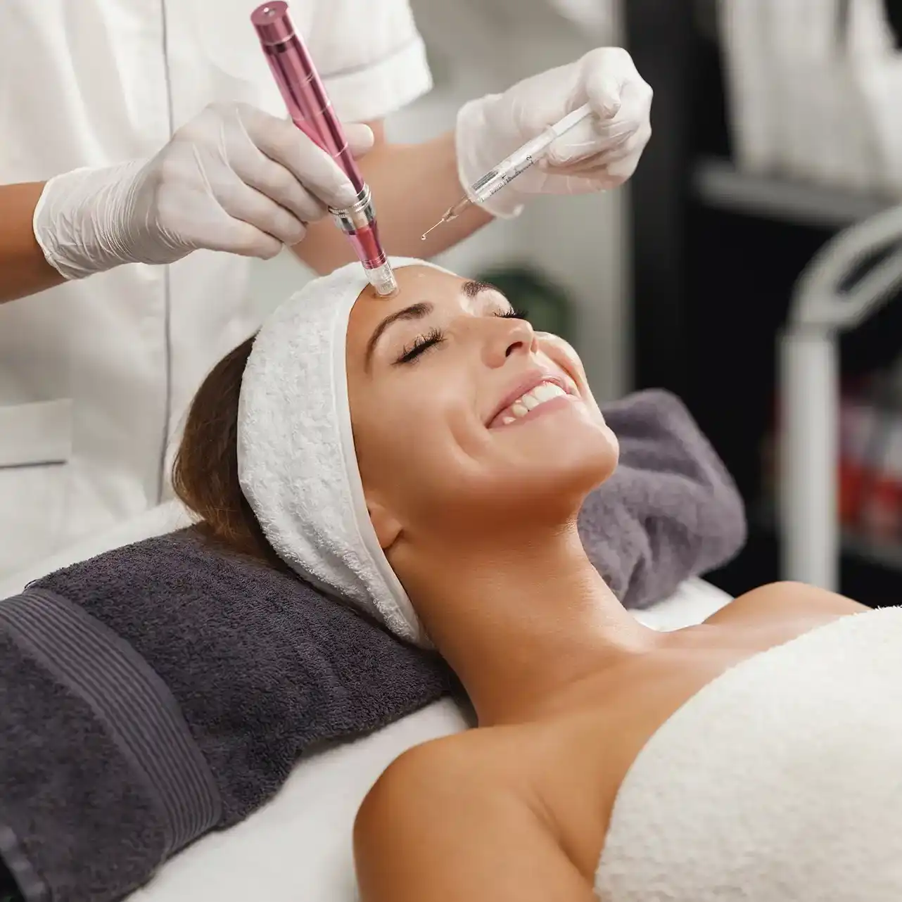 Dermapen Micro-Needling-Behandlung in einem Schönheitssalon