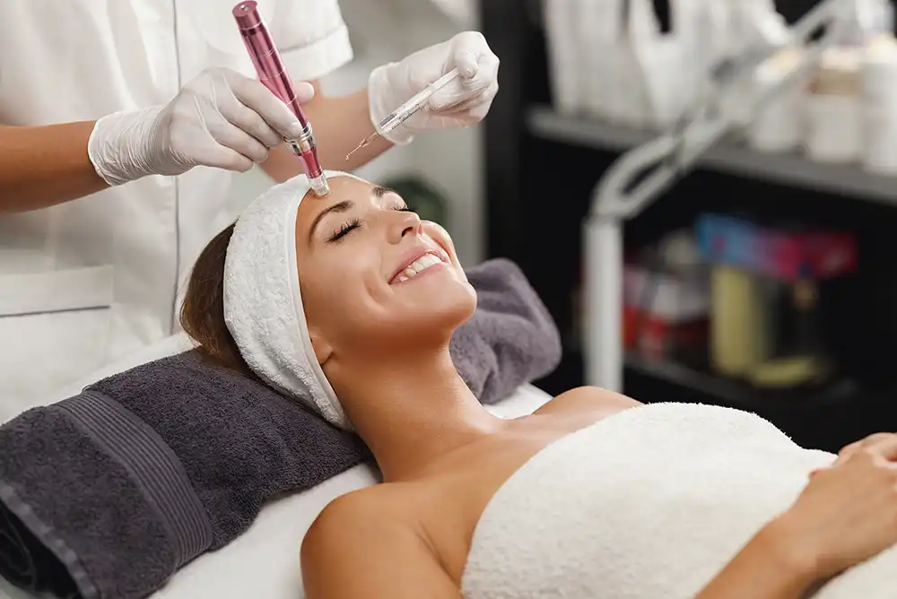 Dermapen Micro-Needling-Behandlung in einem Schönheitssalon